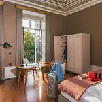 Menina Colina Otel